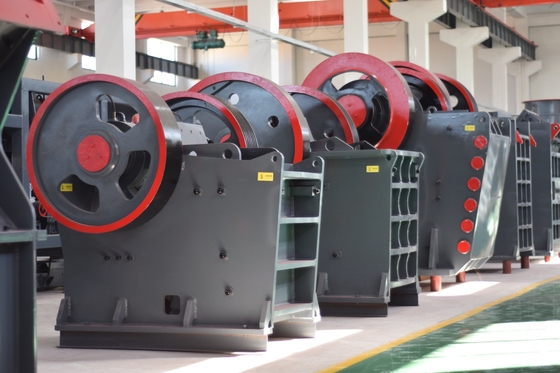 PE600*900 Broyeur à mâchoires pour minerai 90-500tph Capacité Haute efficacité