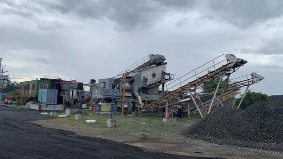 Machine mobile de concassage de mâchoires de minerai de calcaire 91,5 kW Installation sous direction technique