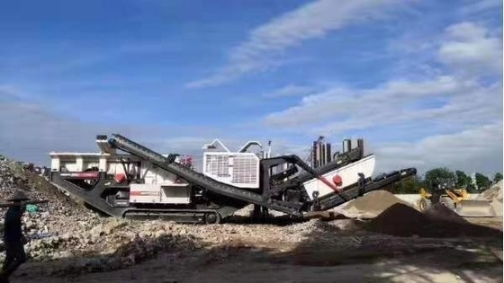 Installation mobile de concassage de mâchoires de 146 kW avec alimentateur et moteur diesel 1 an de service après vente