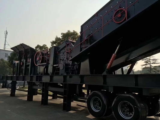 Installation mobile de concassage de mâchoires de 146 kW avec alimentateur et moteur diesel 1 an de service après vente