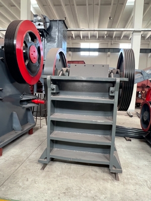 Aggregat 50-200tph Stone Jaw Crusher avec écran vibrant et taille d'entrée 210-1020mm