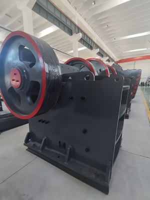 Machine de concassage de roches pour la construction Broyeur à mâchoires Sortie de ligne de filtrage Taille 65-140 mm