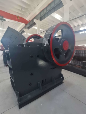 Machine de concassage de roches pour la construction Broyeur à mâchoires Sortie de ligne de filtrage Taille 65-140 mm