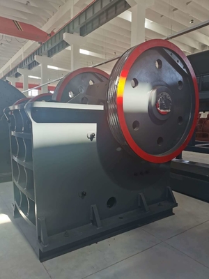 Machine de concassage de roches pour la construction Broyeur à mâchoires Sortie de ligne de filtrage Taille 65-140 mm