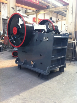 Machine de concassage de roches pour la construction Broyeur à mâchoires Sortie de ligne de filtrage Taille 65-140 mm