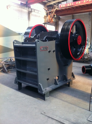 Machine de concassage de roches pour la construction Broyeur à mâchoires Sortie de ligne de filtrage Taille 65-140 mm