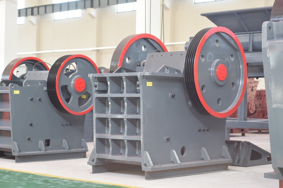 PE600*900 Broyeur à mâchoires pour minerai 90-500tph Capacité Haute efficacité