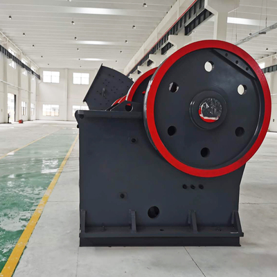 Concasseur de pierre pour minerai de minerai Machines de concassage de mâchoires Pec avec une puissance de moteur de 90 à 400 kW