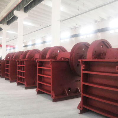 Concasseur de pierre pour minerai de minerai Machines de concassage de mâchoires Pec avec une puissance de moteur de 90 à 400 kW