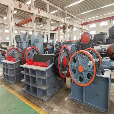 Concasseur de pierre pour minerai de minerai Machines de concassage de mâchoires Pec avec une puissance de moteur de 90 à 400 kW