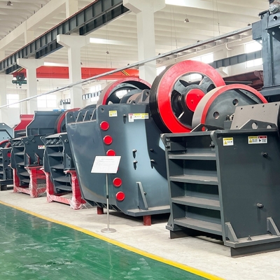 Fabrication personnalisée de concasseur à mâchoires de carrière et de concassage de roche de minerai de fer avec une puissance moteur de 90 à 400 kW