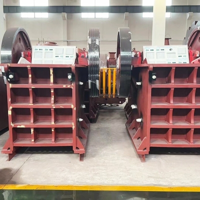 Fabrication personnalisée de concasseur à mâchoires de carrière et de concassage de roche de minerai de fer avec une puissance moteur de 90 à 400 kW