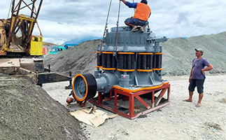 Concasseur à cône hydraulique de pierres et de cailloux avec une puissance moteur de 160 à 400 kW et une orientation technique